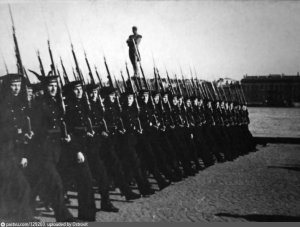 Матросы у памятника И.Ф. Крузенштерну