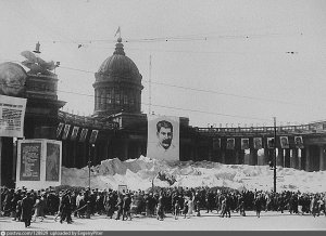 Макет «лагеря Шмидта О. Ю. во льдах» у Казанского собора